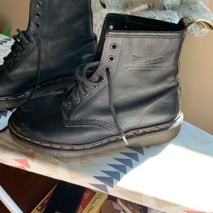 *SOLD* Dr. Marten’s Air Wair black leather boots
